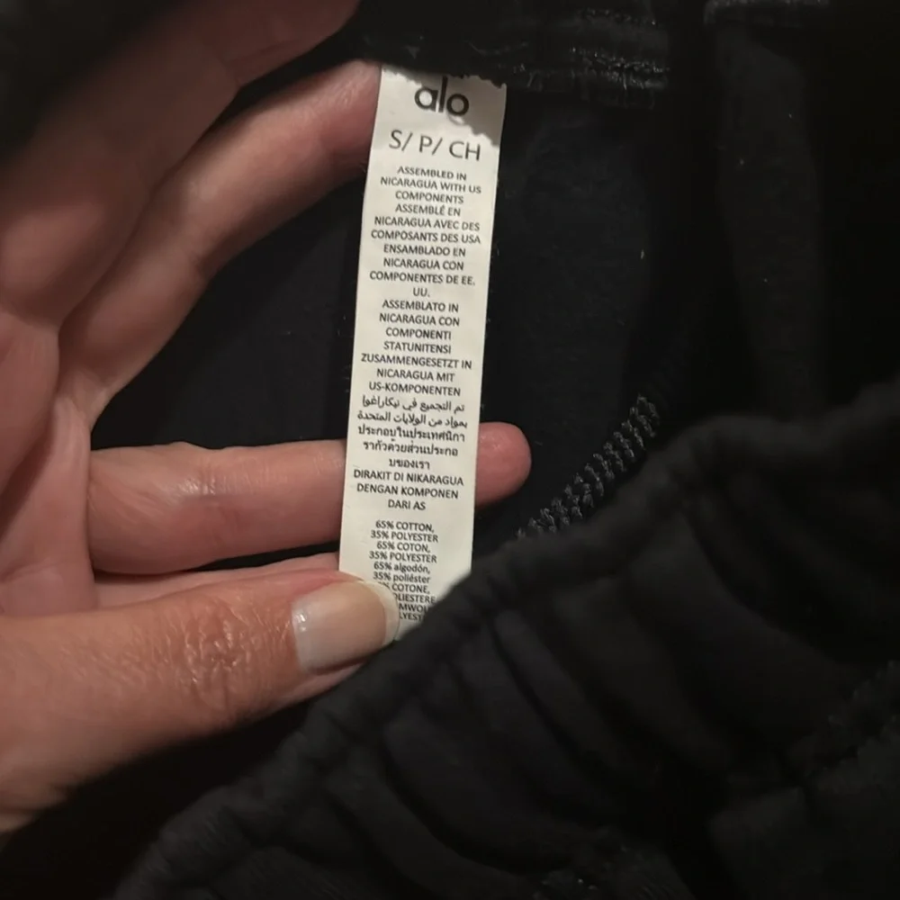 Alo Yoga Accolade Sweatpants Straight Leg in black - Picture 10 of 11